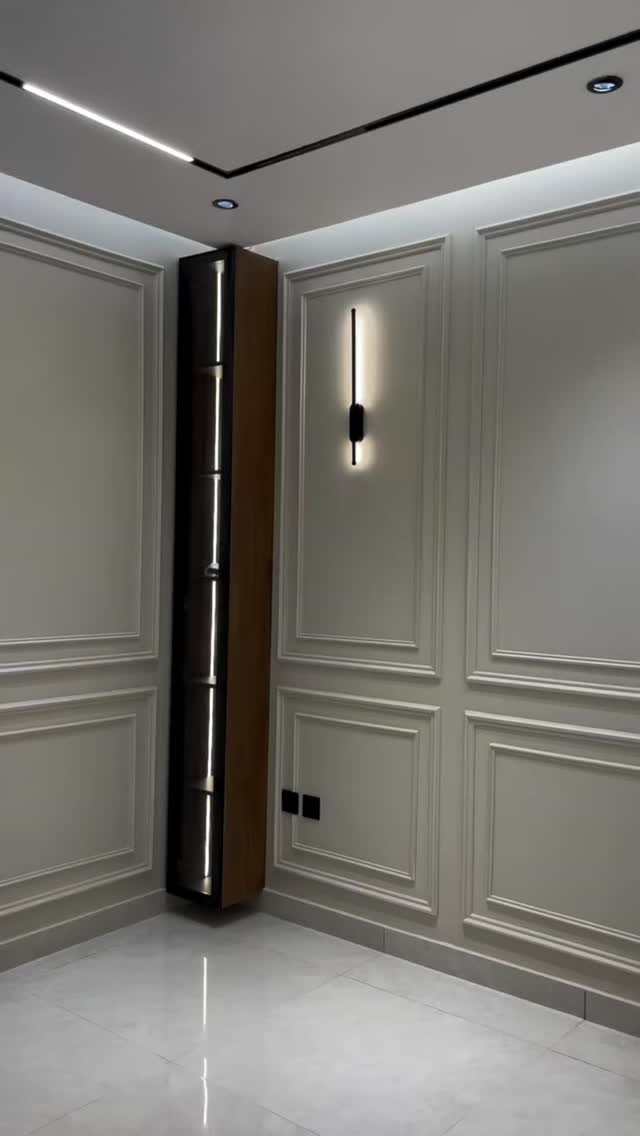 Dekoratif çıta ve gizli ışıkla derinlik kazandırılan duvar uygulaması.